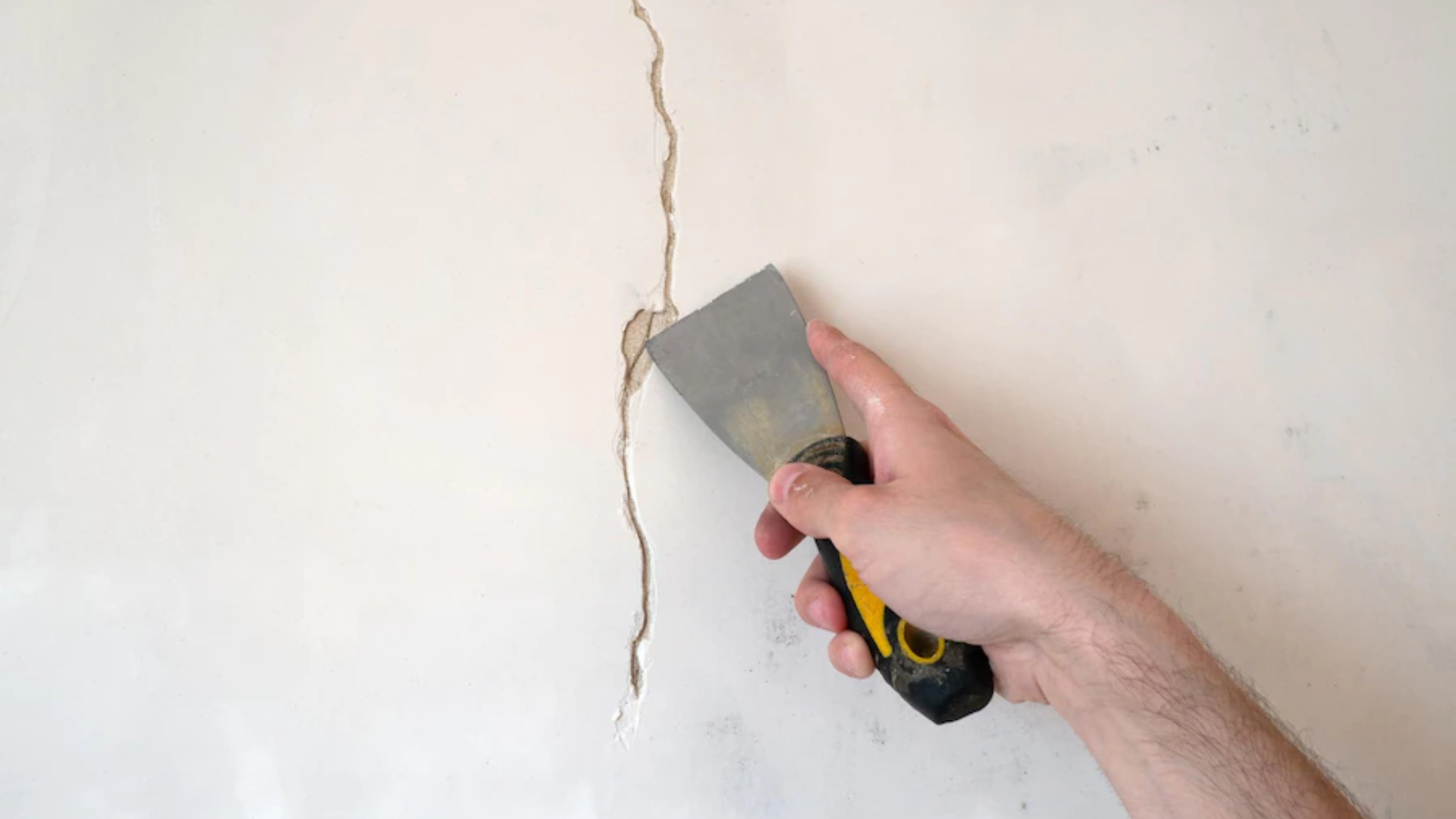 How Do You Repair Cracks In External Rendered Walls - MisterRender | North East & North Yorkshire Rendering Company